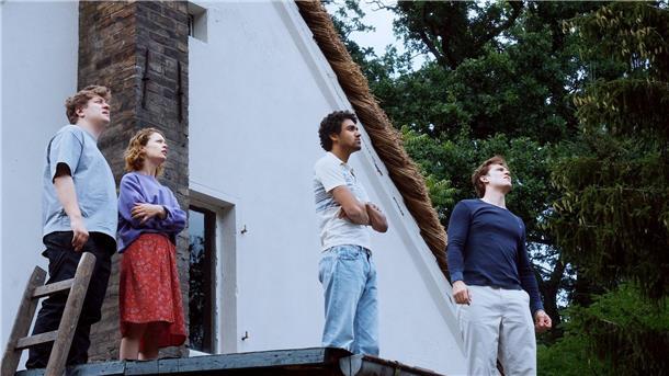 Umschlossen von Flammen: Petzolds neuer Film „Roter Himmel“ Leon (Thomas Schubert, l-r), Nadja (Paula Beer), Felix (Langston Uibel) und David (Enno Trebs) verbringen Zeit an der Ostsee.