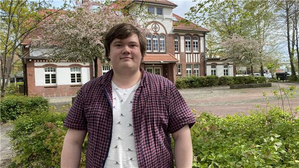 Leon Weiß fühlt sich in seiner Heimatstadt Nordenham wohl. Deshalb will er deren Zukunft mitgestalten, politisch, aber auch in der Kirche.