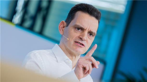 Energiewende: Eon-Chef Birnbaum fordert Bürokratieabbau Leonhard Birnbaum fordert mehr Tempo bei der Energiewende ein.