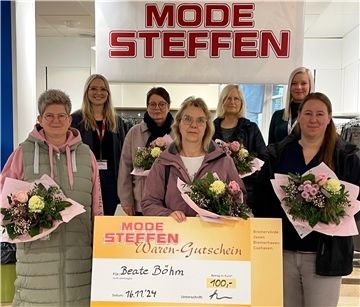 Leonie Butt, Teamleiterin der Damenabteilung (links hinten) Sarah Engel, Teamleiterin der Sportabteilung (rechts hinten) überreichten den glücklichen Gewinnerinnen ihre Preise.