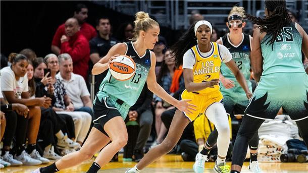 Nach Olympia: Starkes WNBA-Comeback für Fiebich und Sabally Leonie Fiebich bekam nach Olympia quasi keine Pause und überzeugte in der WNBA dennoch sofort wieder.