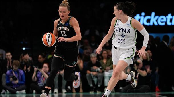 Nach Rekordsaison: Basketballerinnen wollen mehr Geld Leonie Fiebich (l) könnte auch von einem neuen Tarifvertrag profitieren.