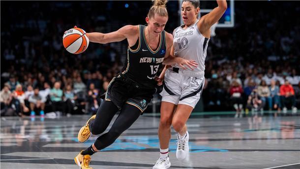 Dämpfer für Fiebich und Sabally in WNBA-Halbfinale Leonie Fiebich (l) muss in den WNBA-Playoffs mit den New York Liberty in ein viertes Halbfinale gegen Las Vegas.