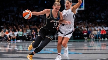 Leonie Fiebich (l) muss in den WNBA-Playoffs mit den New York Liberty in ein viertes Halbfinale gegen Las Vegas.