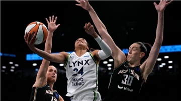 Leonie Fiebich (li.) hat mit den New York Liberty im ersten Spiel der WNBA-Finals gegen die Minnesota Lynx verloren.