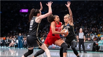 Leonie Fiebich (rechts) hatte zum Start in die Playoffs das beste WNBA-Spiel ihrer Karriere. 