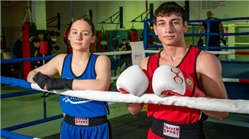 Leonie Witte und Nazar Yermash stehen im Boxring