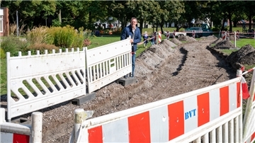 Durch die große Wiese im Leher Stadtpark baut das Gartenbauamt Bremerhaven einen zweiten Hauptweg.