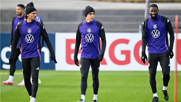 Musiala sieht gute WM-Perspektive - Rat an Wanner Leroy Sane (l), Jamal Musiala (m) und Antonio Rüdiger (r) trainieren vor dem Nations-League-Abschluss.