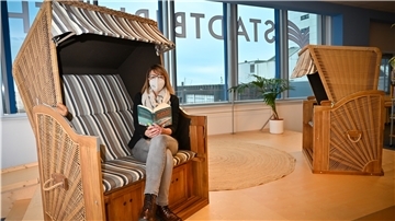 Leseplatz mit Ausblick: Anika Schmidt leitet jetzt die Stadtbibliothek. 