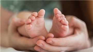 Die Füße eines Babys.