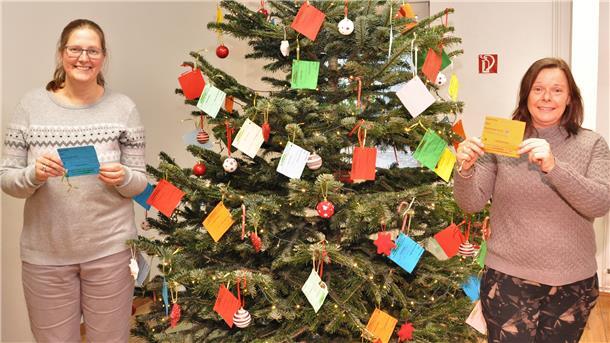 Leserinnen und Leser der Kreiszeitung erfüllen bedürftigen Kindern zu Weihnachten einen Wunsch. In der Geschäftsstelle der Kreiszeitung in der Bahnhofstraße 36 in Nordenham steht wieder der Weihnachtsbaum mit den Wunschkarten.