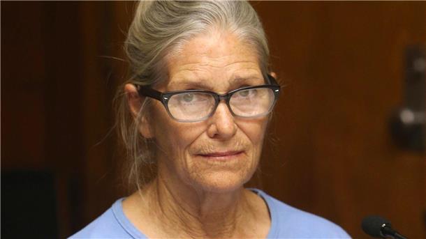 Frühere Anhängerin von Charles Manson darf aus Gefängnis Leslie Van Houten bei ihrer Bewährungsanhörung im kalifornischen Corona.