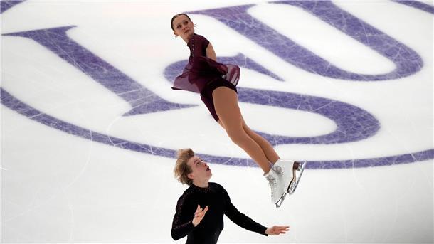 Letizia Roscher und Luis Schuster haben sich bei der Europameisterschaft in Tallinn für die Kür der Paare qualifiziert.