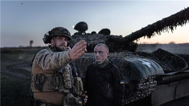 Soldaten der Ukraine: „Dann sehen wir dem Feind ins Auge“ Letzte Anweisungen bei einer Nachtschießübung vor einem T-72 Panzer: Die Soldaten der Ukraine müssen sich verteidigen können.