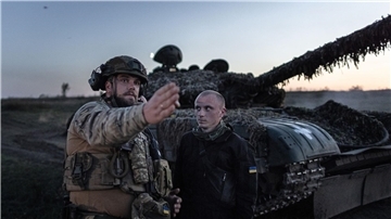 Letzte Anweisungen bei einer Nachtschießübung vor einem T-72 Panzer: Die Soldaten der Ukraine müssen sich verteidigen können.