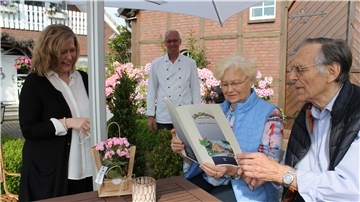 Letzte Besprechung vor dem großen Fest (von links): Kerstin und Eibe von Holten („Alte Scheune“ Neuenwalde) freuen sich, dass Irma und Hermann Metscher bei ihnen feiern wollen.