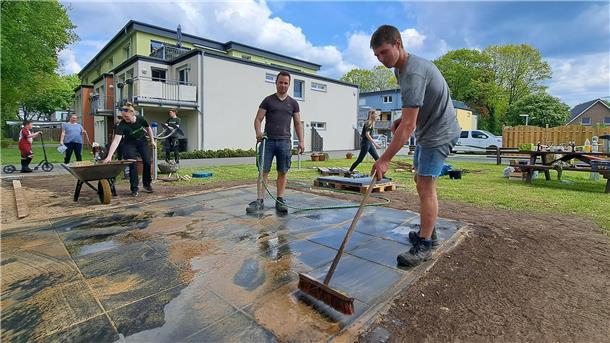 Gut gemacht, Landjugend! Die 72-Stunden-Aktion in Bildern Letzte Handgriffe: Die Landjugend Sievern pflastert einen Bericht des Mehrgenerationenplatzes. Später kann hier ein Pavillon errichtet werden.