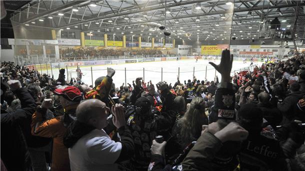 Letztes Spiel der Fischtown Pinguins im alten Eisstadion gegen Freiburger Wölfe. Danach wurde die „Fischdose“ abgerissen.