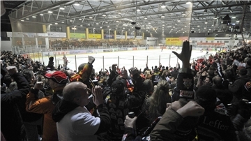 Letztes Spiel der Fischtown Pinguins im alten Eisstadion gegen Freiburger Wölfe. Danach wurde die „Fischdose“ abgerissen.