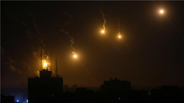 Leuchtraketen der israelischen Streitkräfte erhellen den Nachthimmel über Gaza-Stadt.