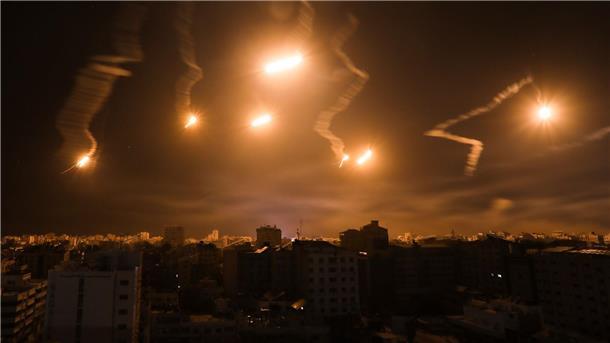 Leuchtraketen der israelischen Streitkräfte im nördlichen Gazastreifen.