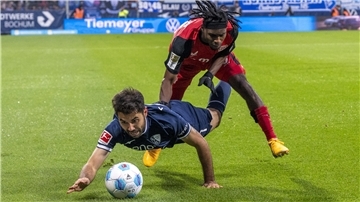 Leverkusens Jeremie Frimpong (rechts) sah am Samstag kein Land gegen den Bremerhavener Gerrit Holtmann, der erstmals in dieser Saison beim VfL Bochum in der Startelf stand.