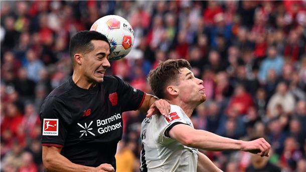 „Sind happy“: Mönchengladbach holt Punkt bei Polanski-Debüt Leverkusens Lucas Vázquez und Gladbachs Lukas Ullrich kämpfen um den Ball.