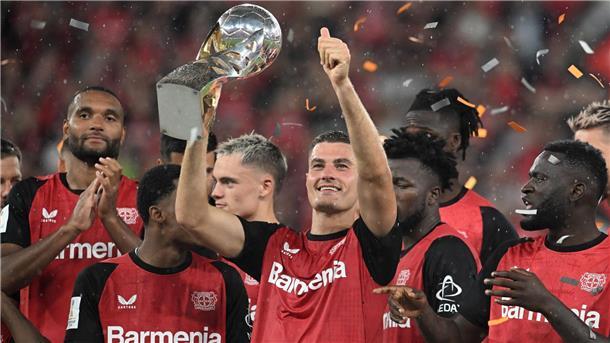 DFL benennt Supercup nach Franz Beckenbauer Leverkusens Profis bejubeln den Supercup-Titel.