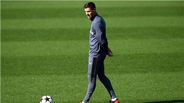 Leverkusens Trainer Xabi Alonso mahnt sein Team gegen Milan zur Geduld.