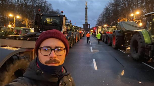 Levin Meis ist nach Berlin gefahren, um von der Großdemo zu berichten. Es waren 3 Grad in Berlin und es wehte ein kalter Wind. Warm anziehen hieß es deshalb.