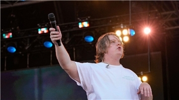 Lewis Capaldi beim Glastonbury Festival. Der Schotte hatte Stimmprobleme - da sprang das Publikum für ihn ein.