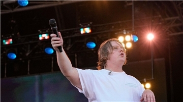Lewis Capaldi bittet seine Fans auf dem Glastonbury Festival um Unterstützung: „Ich möchte nur, dass ihr alle so laut mitsingt, wie ihr könnt, wenn das in Ordnung ist?“