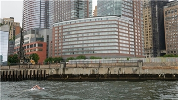 Lewis Pugh kommt in Lower Manhattan. Der 53-jährige Ausdauerschwimmer beendete seine einmonatige Flussreise entlang des gesamten Hudson River.