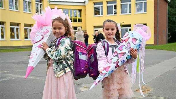 Liana und Alissa aus Bremerhaven sind beste Freundinnen. Jetzt wurden sie unter Corona-Bedingungen in der Friedrich-Ebert-Grundschule eingeschult.