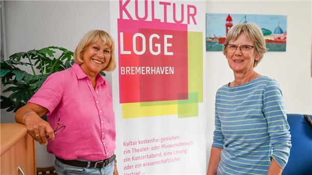 Liane Schlicher (links) und Kathrin Christiansen organisieren seit zehn Jahren - gemeinsam mit zwei weiteren Ehrenamtlichen - die Bremerhavener Kulturloge.
