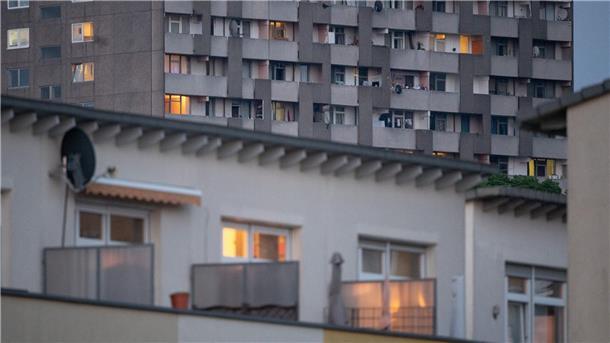Göttingen will über 100 Wohnungen in Problemimmobilie kaufen Licht brennt in den Fenstern von Wohnungen in Hochhäusern und Reihenhäusern.