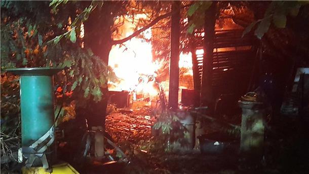 Lichterloh in Flammen: Das Haus in der Nacht.