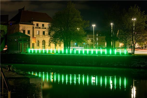 Lichtinstallation an der Klappbrücke zum Alten Hafen. 