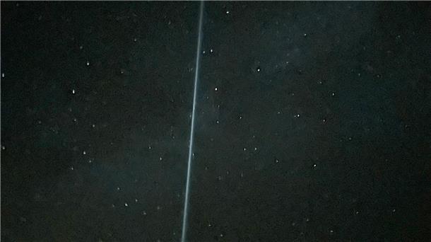 Lichtstreifen kam von Treibstofftropfen einer chinesischen Rakete (Foto-Handout)