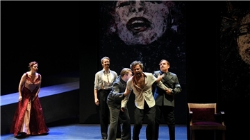 Liebe, Intrigen, Eifersucht und Mord: Puccinis dramatische Oper "Tosca" verstrickt die Schicksale der Protagonisten bis zum tragischen Ende. Das Szenenbild zeigt (von links) Signe Heiberg (Floria Tosca), Bryan Boyce (Baron Scarpia), Andrew Irwin (Spoletta), Konstantinos Klironomos (Mario Cavaradossi), und James Bobb (Sciarrone).