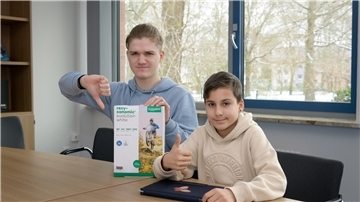 Sam-Diego Hoffmann (links) und Perez Jansen von der Heinrich-Heine-Schule in Bremerhaven 