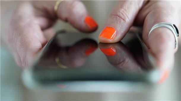Die Bundesbürger verschicken immer weniger SMS Lieber Online-Dienste wie Whatsapp oder Threema als SMS: Die Bundesbürger haben 2023 noch 5,3 Milliarden gesendet, 0,5 Milliarden weniger als im Jahr zuvor.