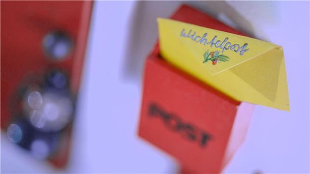 Trendiger Weihnachtszauber für Kinder: Die Wichteltür „Liebes Menschenkind“: Jeden Tag gibts einen Wichtelbrief an die Hausbewohner