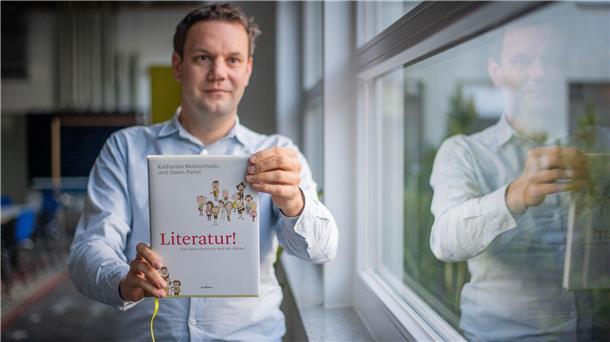 Lieblingsbuch: NZ-Reporter Jens Gehrke zeigt sein favorisiertes Werk "Literatur!" von Katharina Mahrenholtz und Dawn Parisi. 