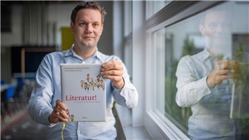 Lieblingsbuch: NZ-Reporter Jens Gehrke zeigt sein favorisiertes Werk "Literatur!" von Katharina Mahrenholtz und Dawn Parisi. 