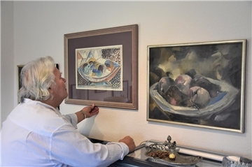 Peter Michael Tscherning beim Betrachten von zwei Kallenbach-Bildern. 
