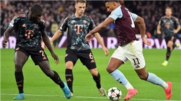Liefern sich stellvertretend für ihre Teams einen harten Kampf: Die Münchner Dayot Upamecano (l) und Joshua Kimmich sowie Villas Ollie Watkins.