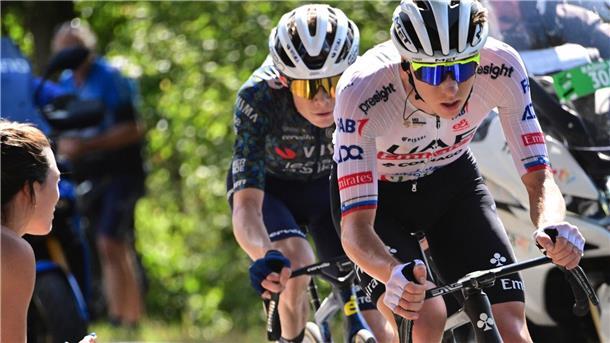 Pogacar über Gelbes Trikot überrascht: „Fühlt sich gut an“ Lieferten sich den ersten Schlagabtausch bei der Tour: Tadej Pogacar (r) und Jonas Vingegaard.
