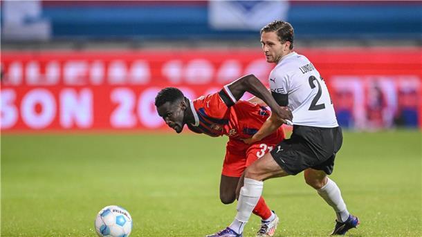 Lieferten sich ein intensives Duell: Heidenheim mit Sirlord Conteh (l.) und Häcken.